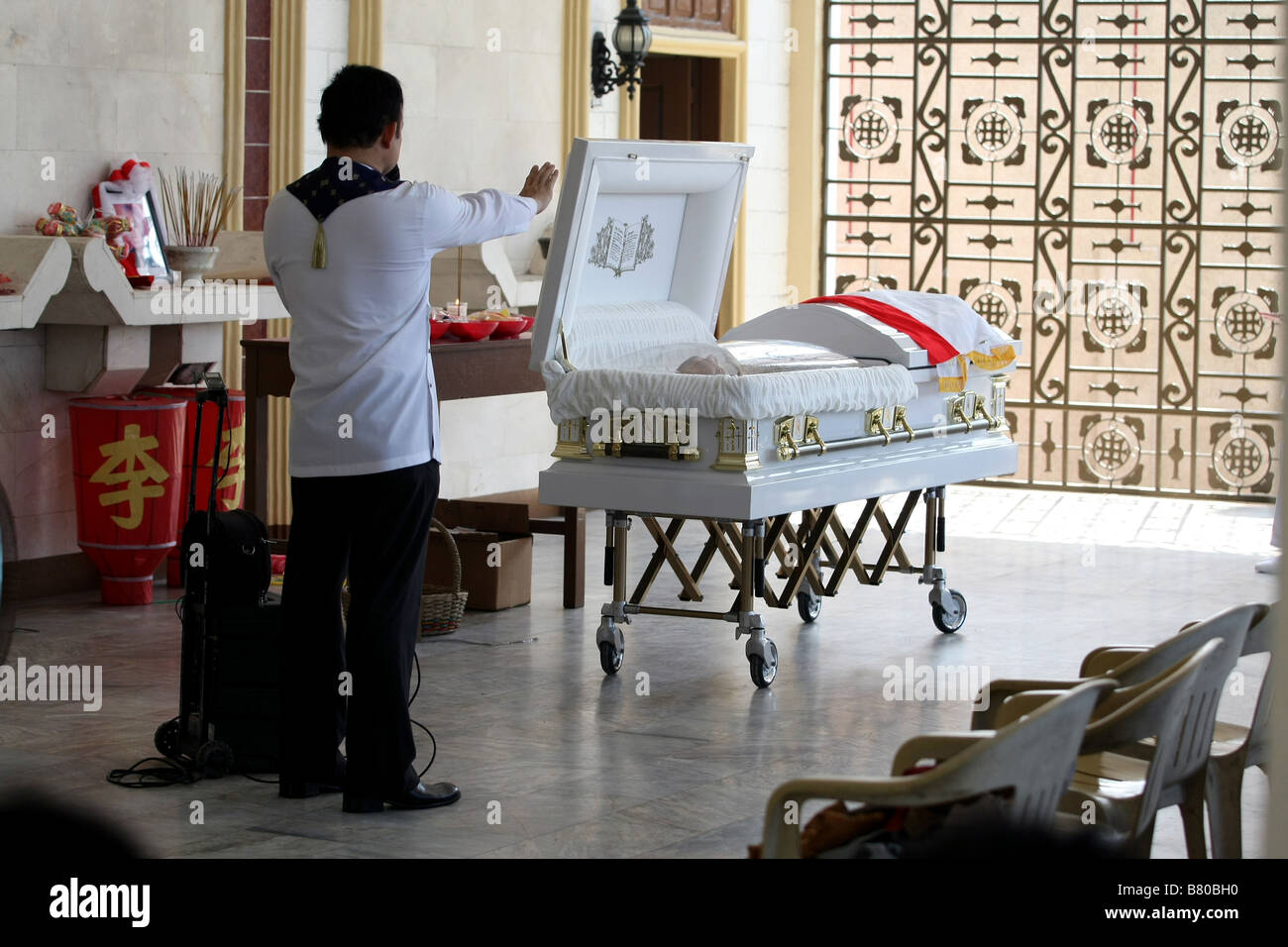 PHILIPPINES Manila A Chinese funeral in the The Manila Chinese Cemetery