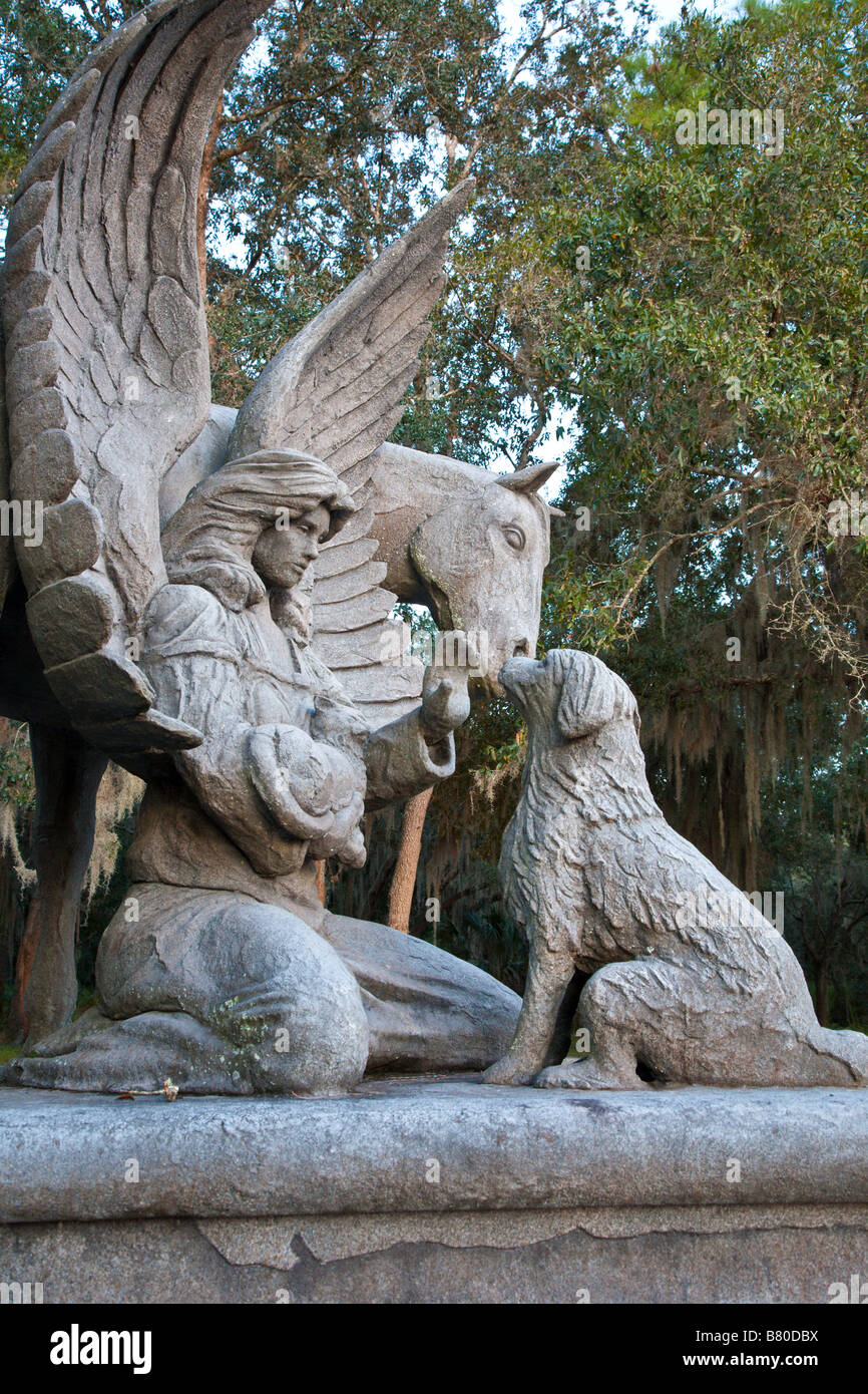 Statue of angel with animals at pet cemetery in Micanopy, Florida, USA Stock Photo