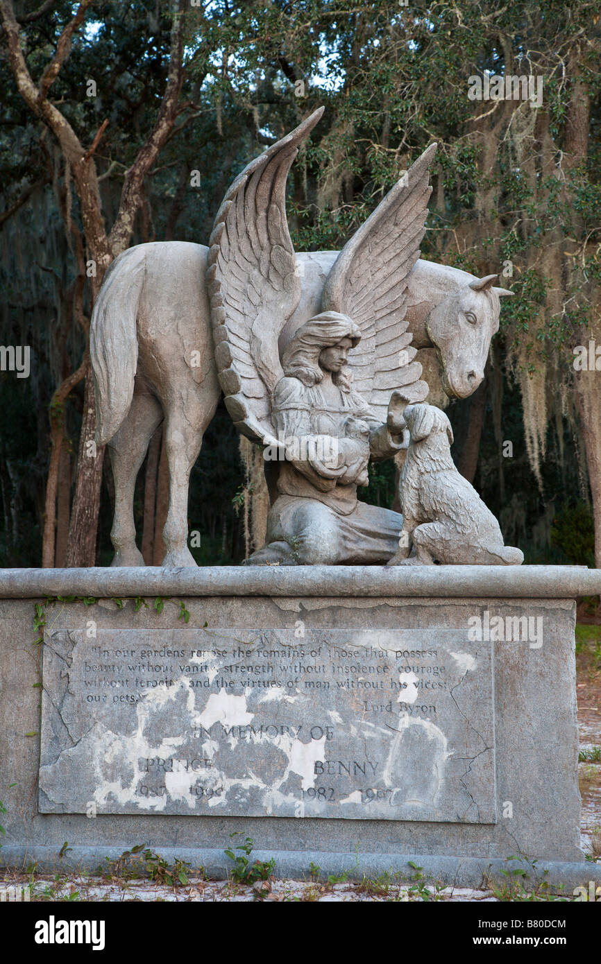 Statue of angel with animals at pet cemetery in Micanopy, Florida, USA Stock Photo