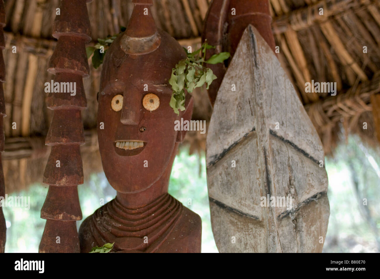 Wooden statues hi-res stock photography and images - Alamy