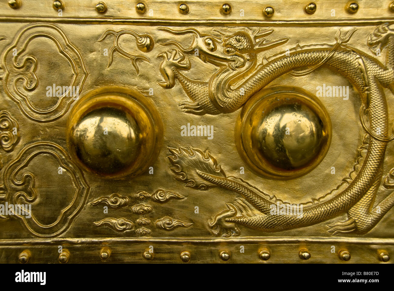 Dragon golden door hi-res stock photography and images - Alamy