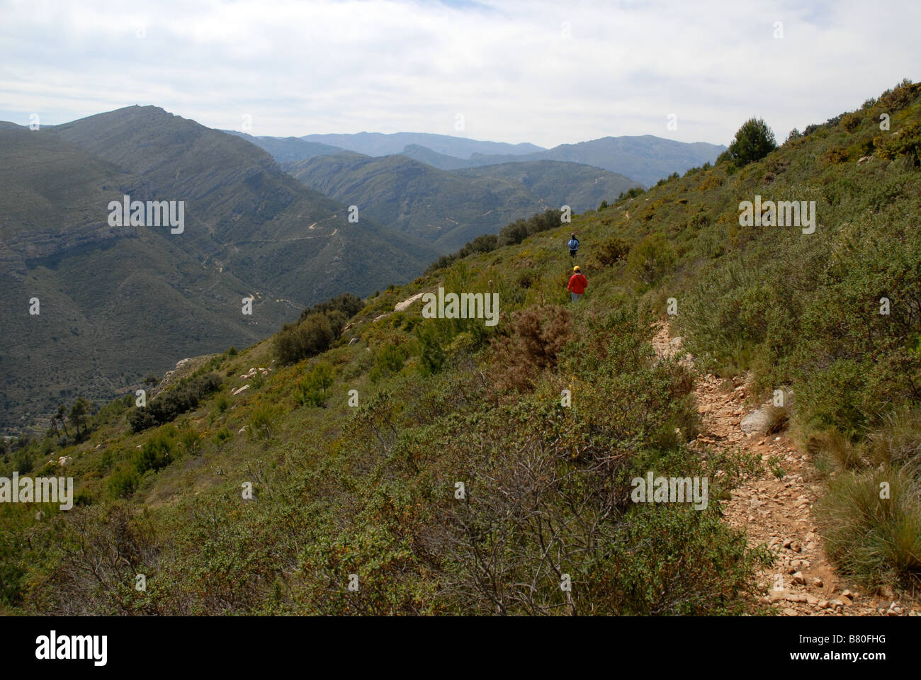 2 hikers on trail, Serra del Penyo, near Benimaurell, Vall de Laguar, Alicante province, Comunidad Valenciana, Spain Stock Photo