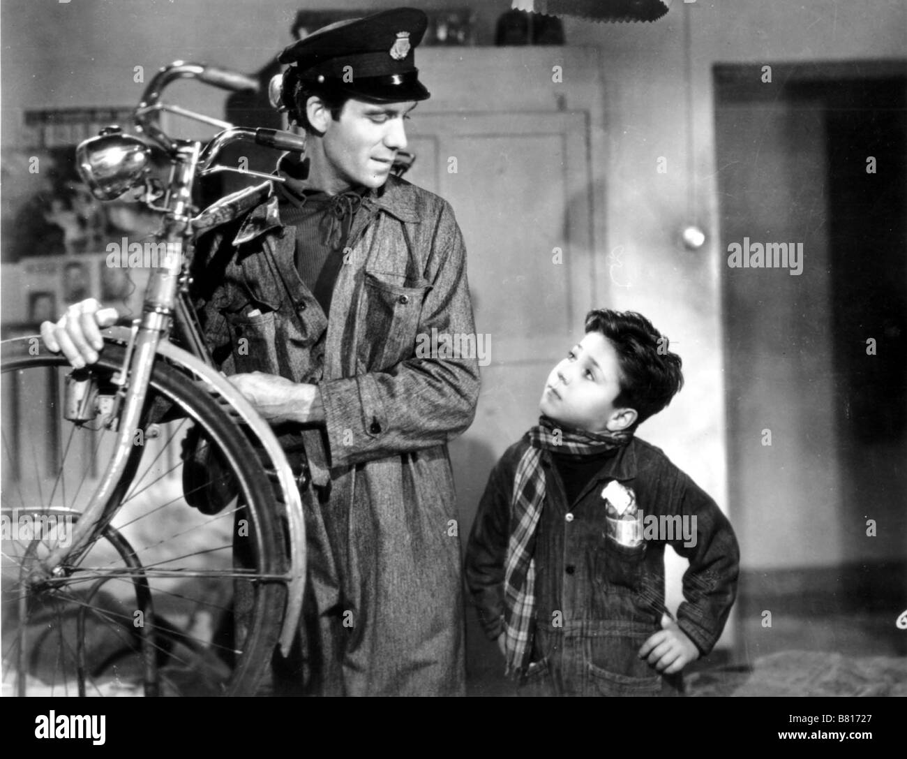 Ladri di biciclette Bicycle Thieves Year: 1948 - Italy Director: Vittorio  De Sica Enzo Staiola, Lamberto Maggiorani Stock Photo - Alamy