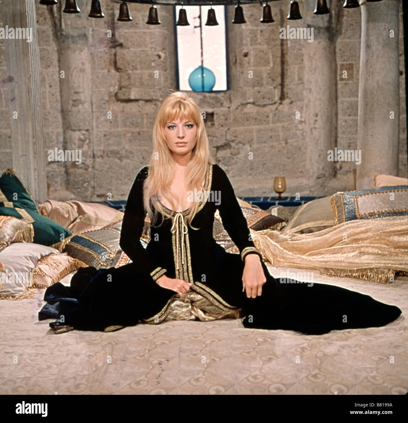 La ceinture de chasteté Cintura di castità, La Year: 1968 - Italy Monica  Vitti Director: Pasquale Festa Campanile Stock Photo - Alamy