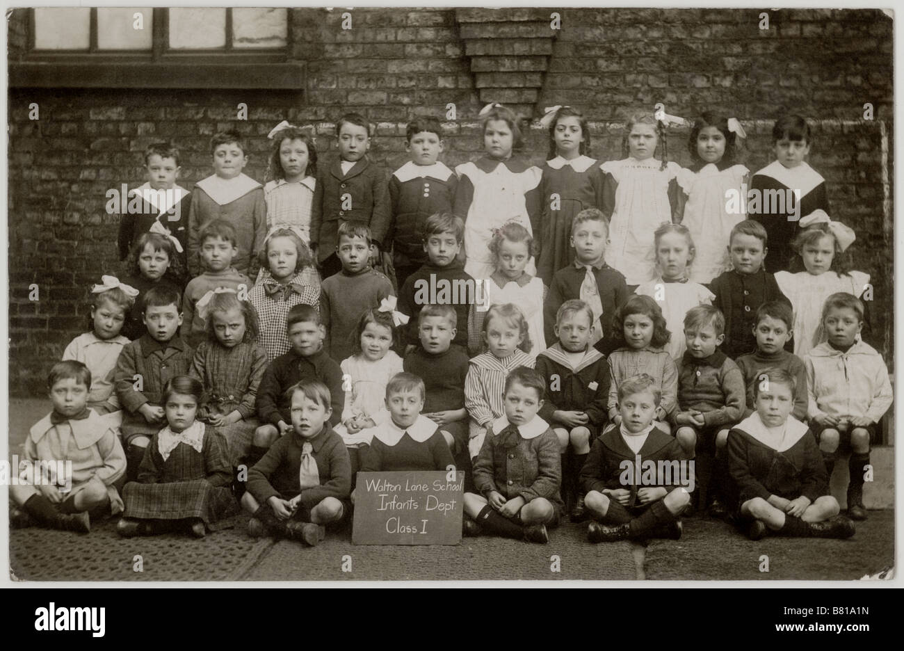 Original Edwardian primary school class photograph circa 1910 - Walton Lane School (U.K.) - Infants Department Class 1, Edwardians Stock Photo