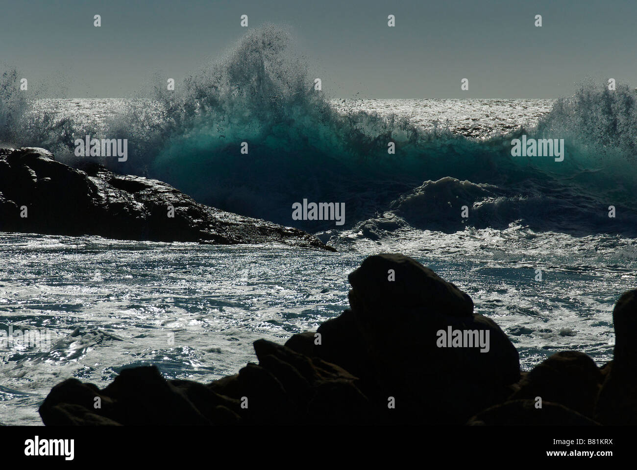 Waves crashing on the rocks hi-res stock photography and images - Alamy