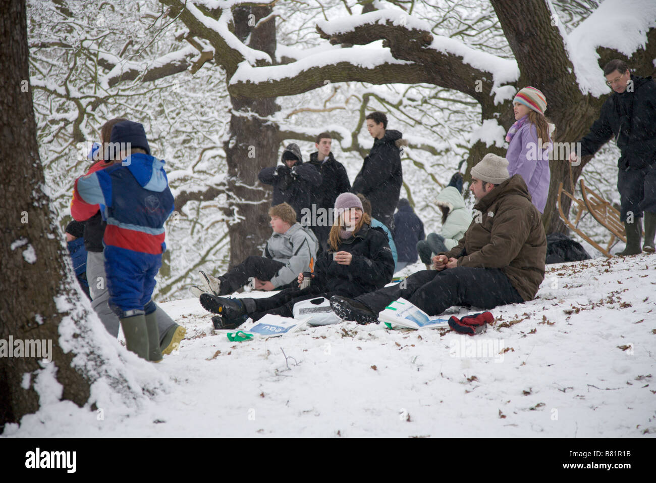 Family picnic in snow Richmond Park London winter 2009 Stock Photo