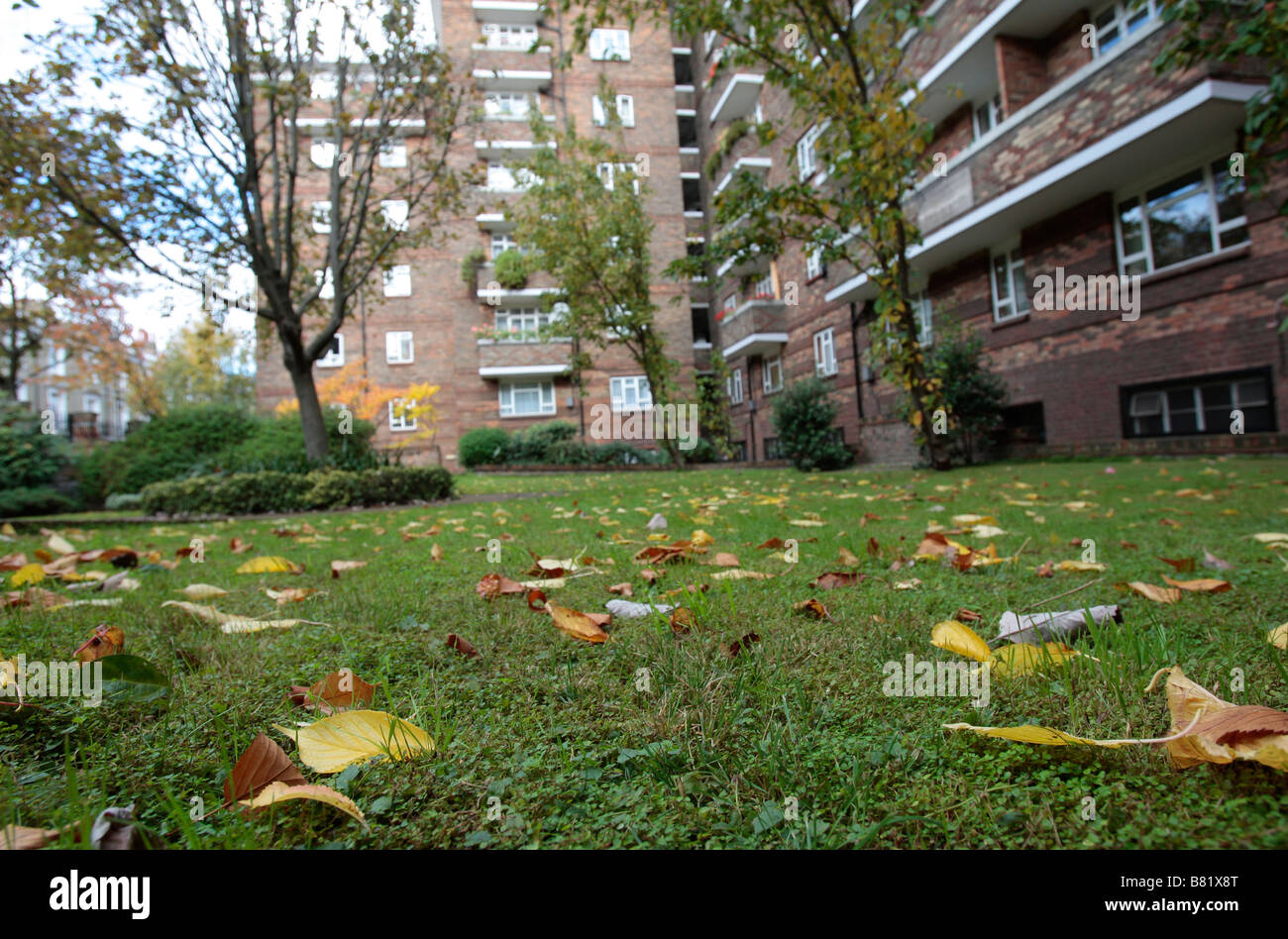 Housing estate council flats grass hi-res stock photography and images ...