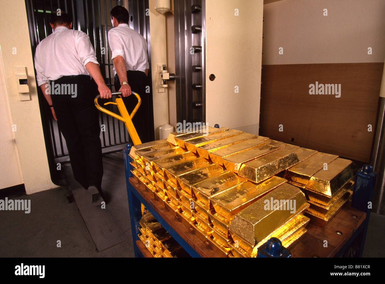 Ситуация на золотом рынке. Золото в банке. Банковские слитки золота. Золото из банка. Слитки золота и доллары.