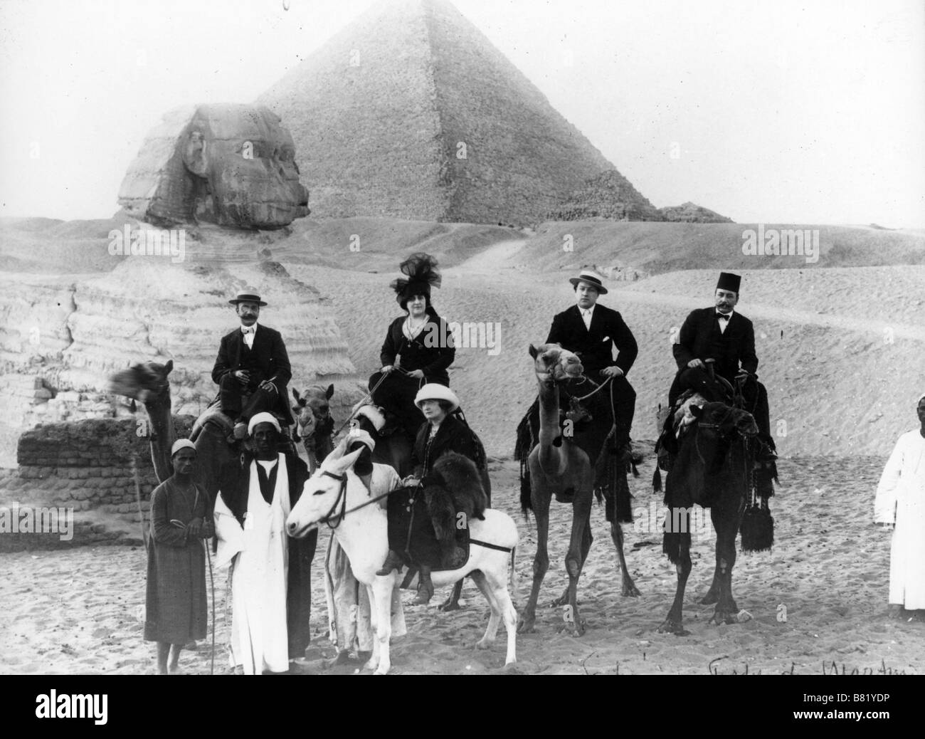Sacha Guitry et sa première épouse, Charlotte Lysès, en Novembre 1913, devant la Pyramide de Chéops. Stock Photo