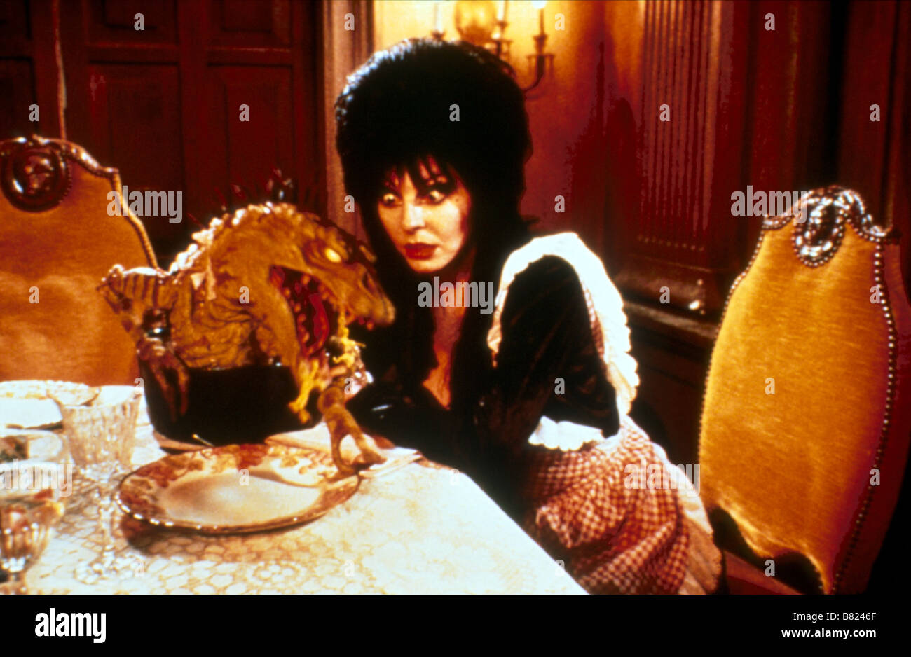 Elvira, Maitresse des ténèbres Elvira, Mistress of the Dark  Year: 1988 USA Cassandra Peterson  Director: James Signorelli Stock Photo