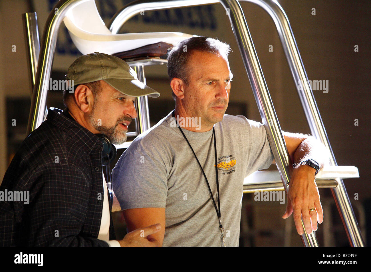Andrew Davis Andrew Davis Director: Andrew Davis avec Kevin Costner sur le tournage / on the set de Coast Guards / The Guardian  Year: 2006 USA Stock Photo