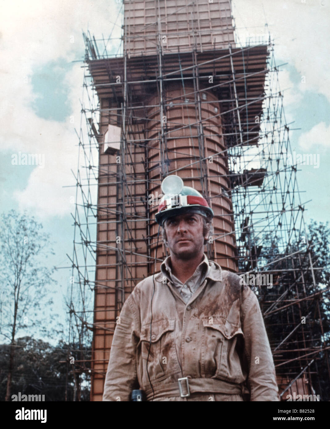 homme noir portant un casque de sécurité sur le chantier Photo Stock - Alamy