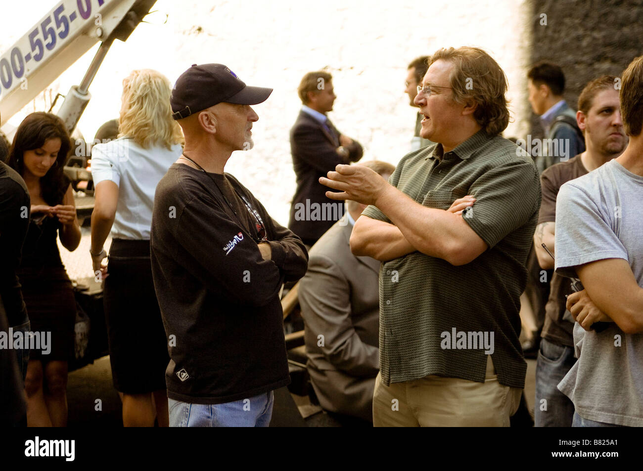 Ian Bryce et Lorenzo di Bonaventura Ian Bryce et Lorenzo di Bonaventura Ian Bryce et Lorenzo di Bonaventura  Year: producteurs - sur le tournage / on the set du film Transformers  Year: 2007 USA Stock Photo