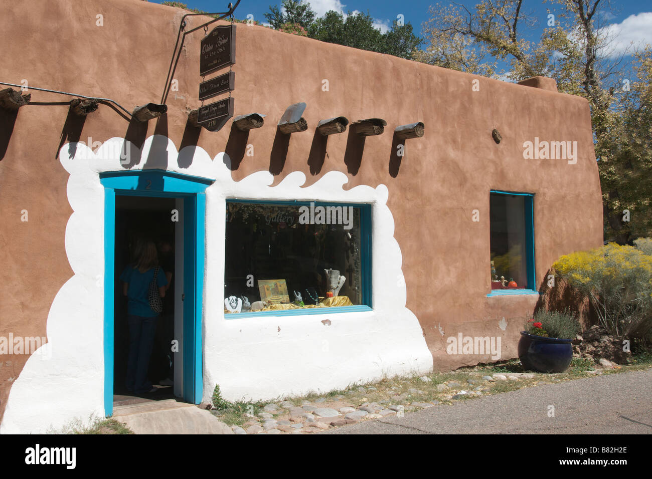 Built in circa 1646 the oldest house shop in the USA Santa Fe New Mexico USA Stock Photo