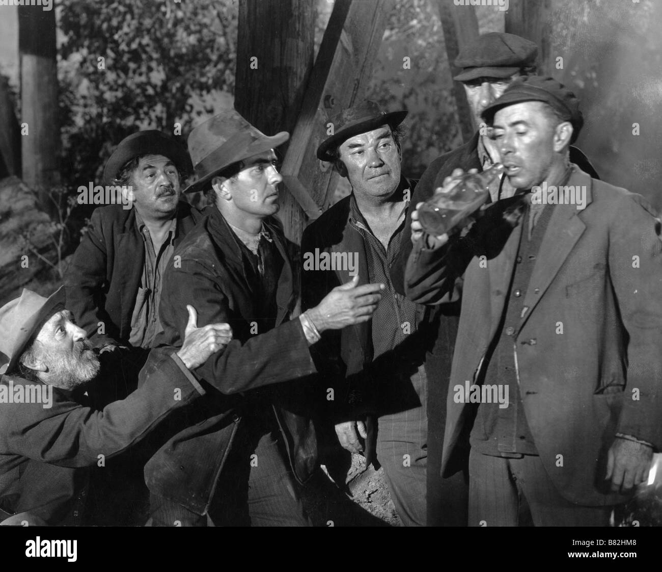 Nightmare Alley  Year: 1947 USA Tyrone Power , George Chandler , Oliver Blake , Emmett Lynn , Jack Raymond , George Lloyd  Director: Edmund Goulding Stock Photo