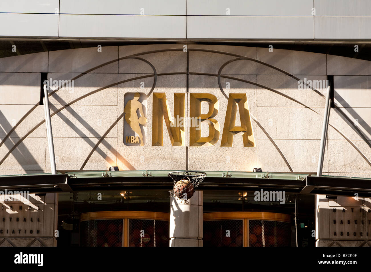 Lebron James et des marchandises de marque Lakers au NBA Store on Fifth  Avenue, New York, USA Photo Stock - Alamy