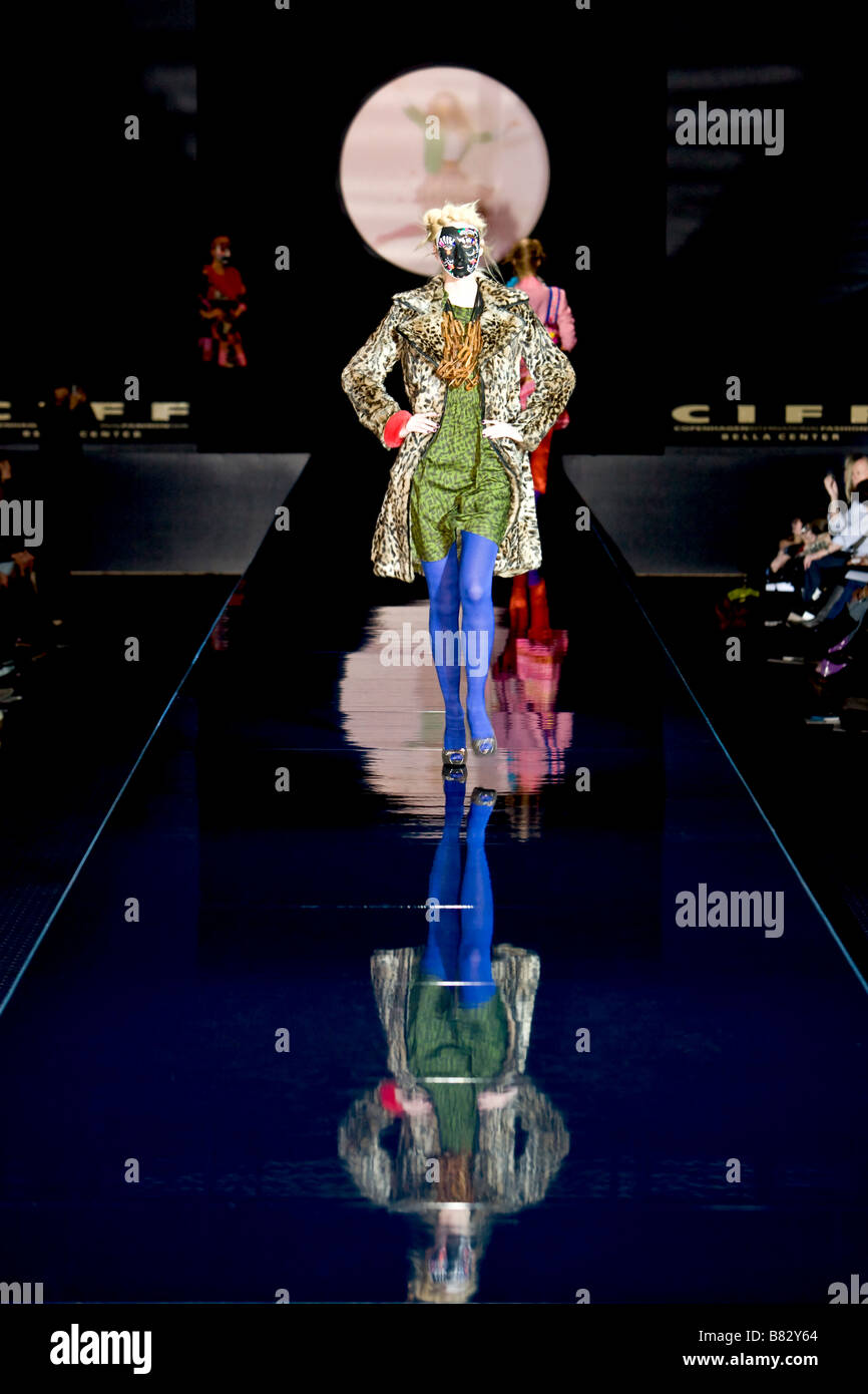 Fashion model catwalk design hi-res stock photography and images - Alamy