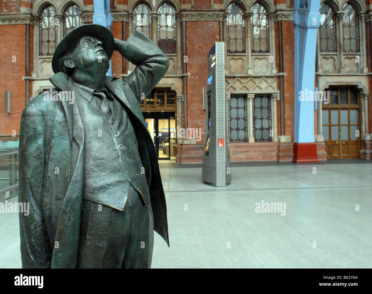 Bronze statue of Sir John Betjeman by Martin Jennings at St Pancras International Station Stock Photo