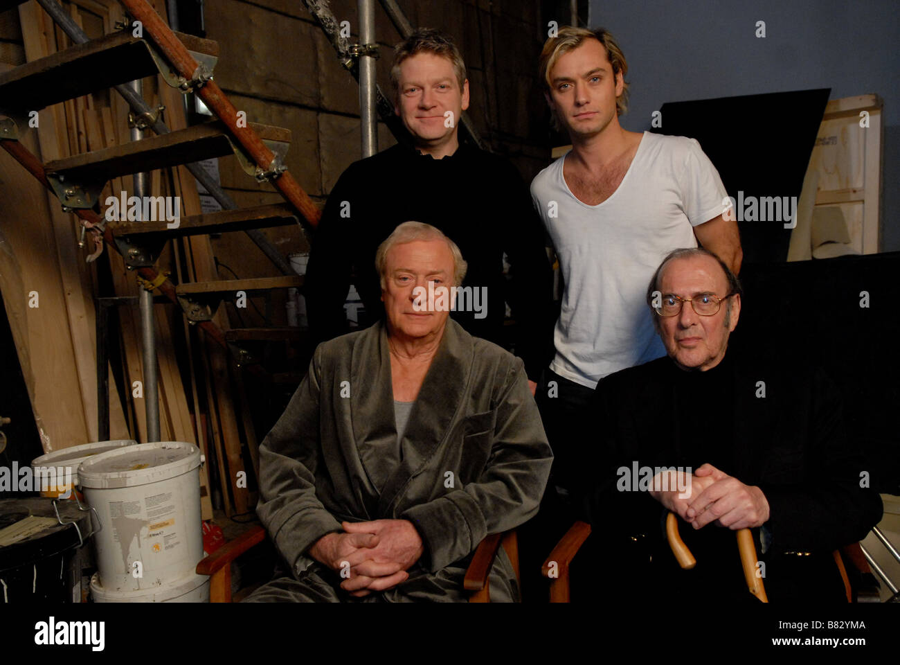 Kenneth Branagh Kenneth Branagh Director: Kenneth Branagh avec Michael Caine, Jude Law et Harold Pinter sur le tournage / on the set du film Le Limier - Sleuth (2007) USA Stock Photo