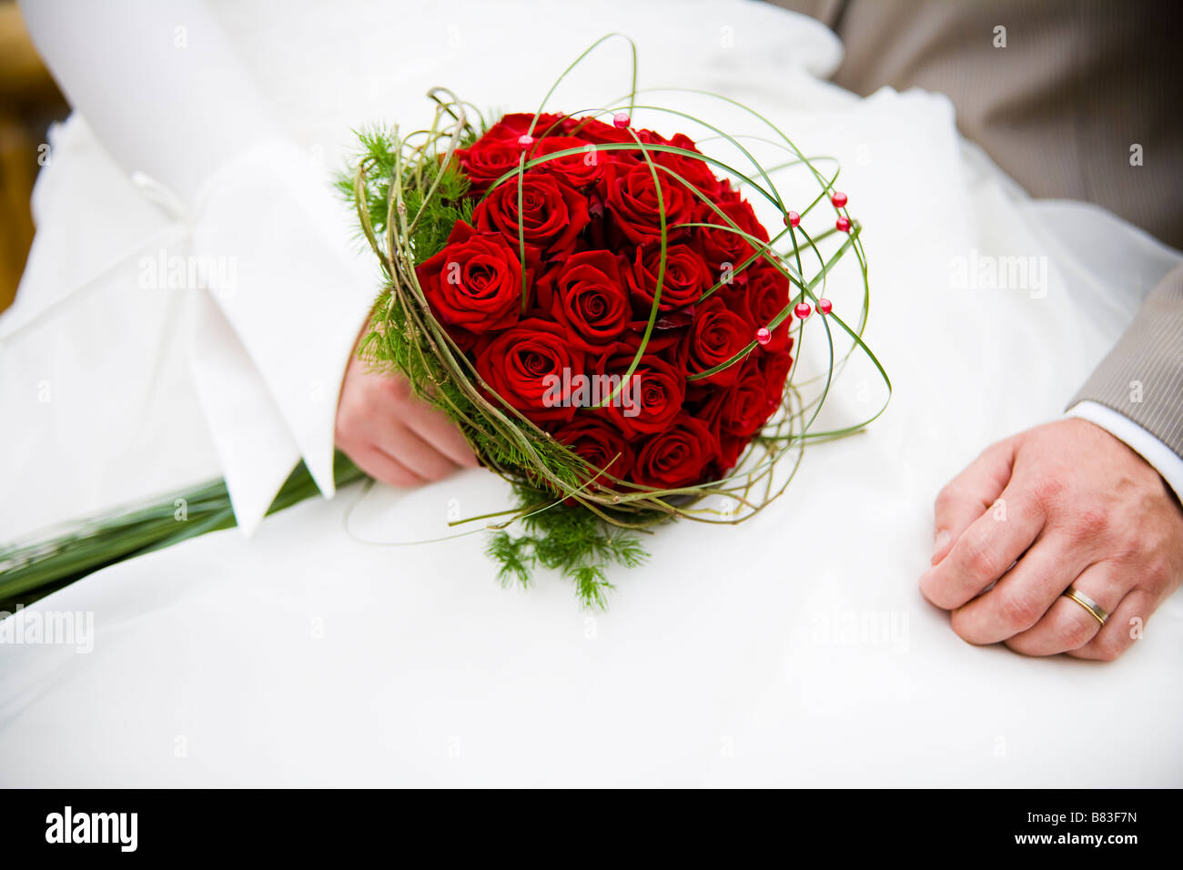 Hand holding bouquet red roses hi-res stock photography and images - Alamy