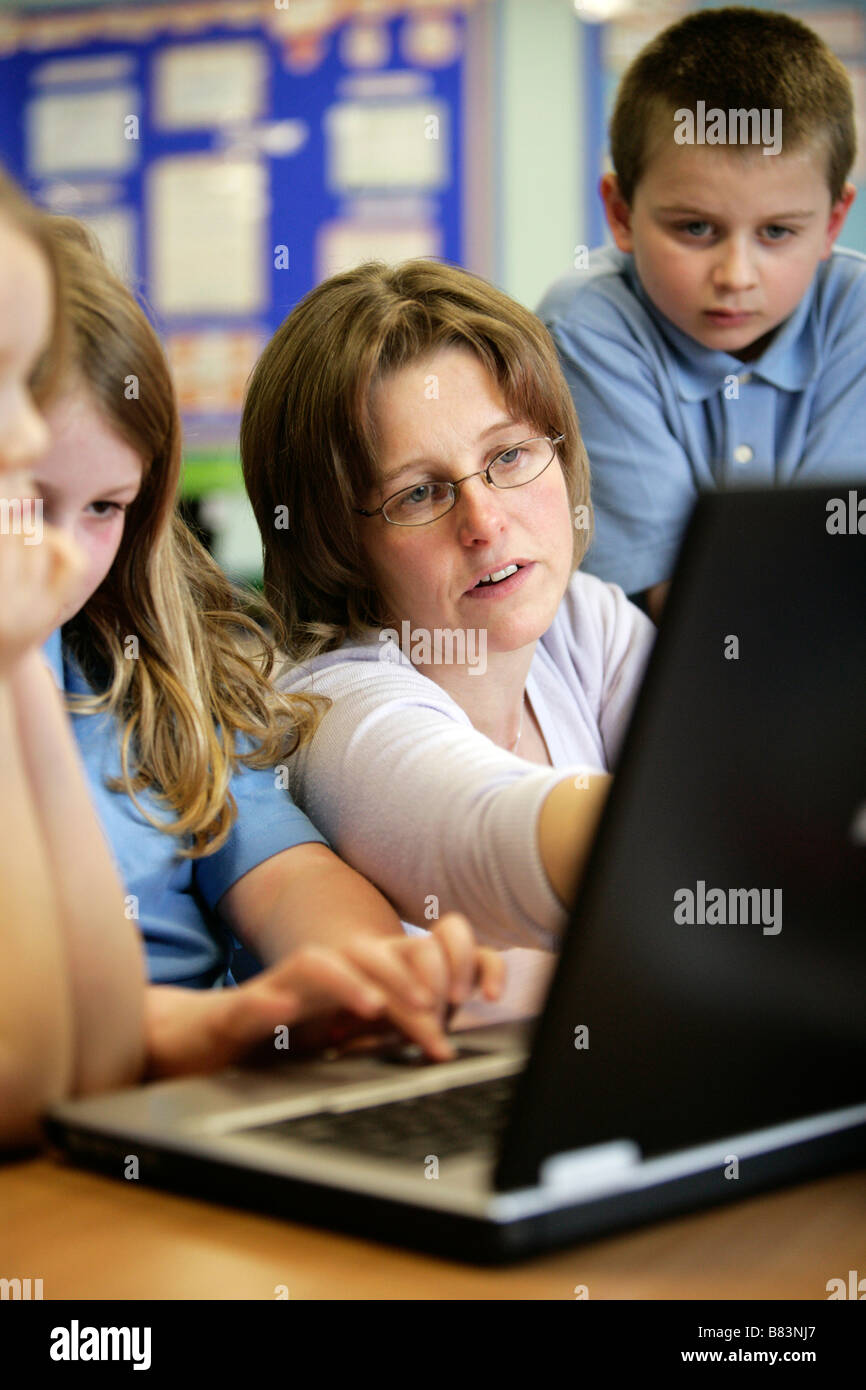 School children teacher computer hi-res stock photography and images ...