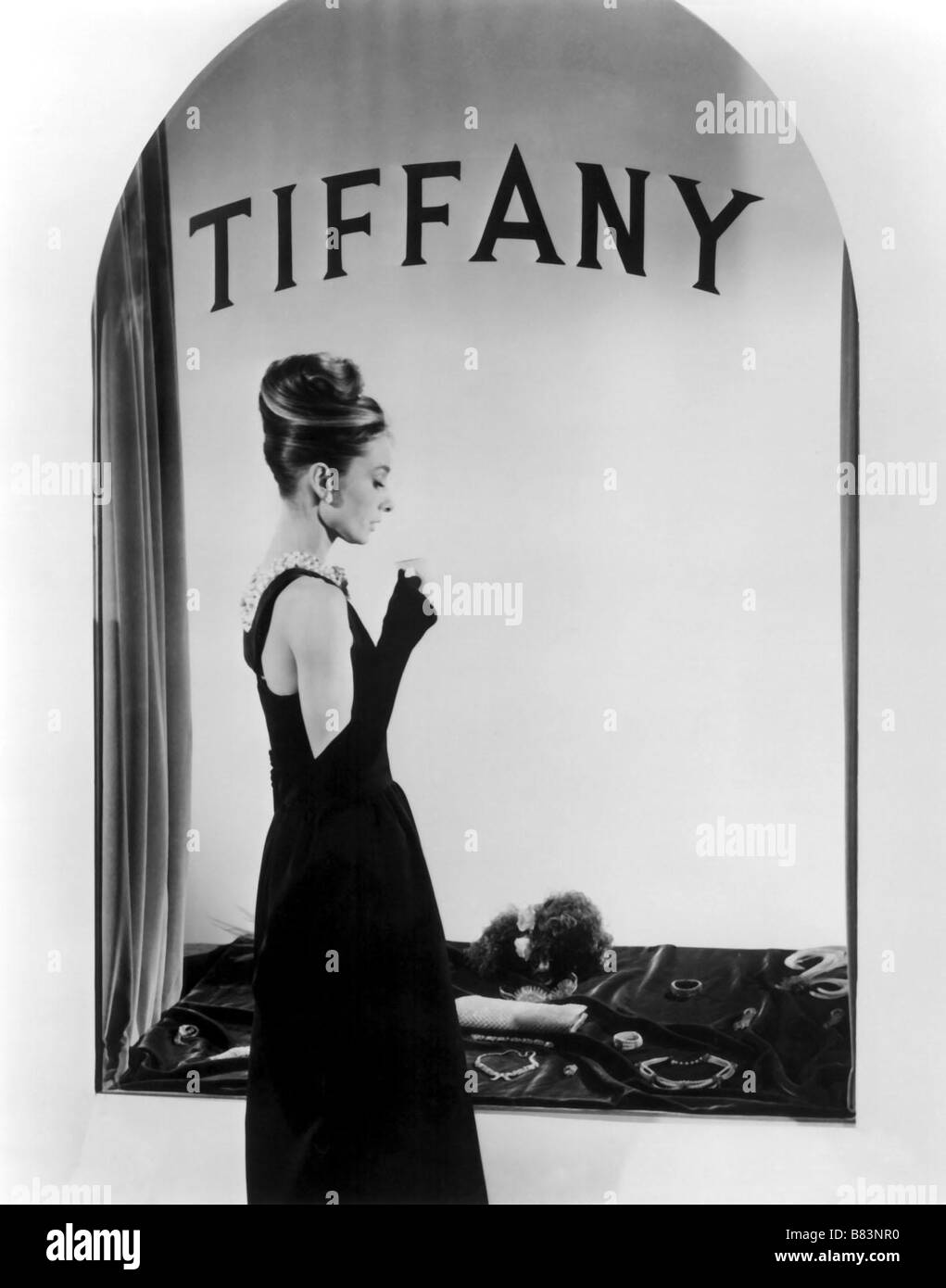 Featured image of post Audrey Hepburn Wallpaper Breakfast At Tiffany&#039;s - As holly ate a croissant and carried a cup of coffee, she was still, unfortunately, on the outside of the building.