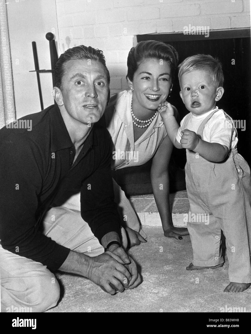 Kirk Douglas , Peter Douglas , Anne Douglas (Buydens) 1957 Stock Photo