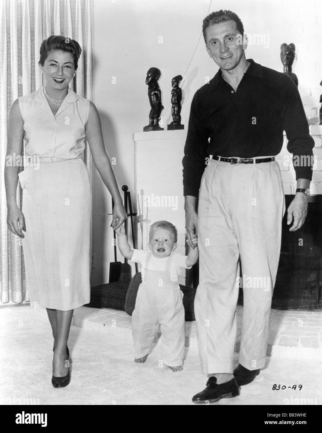 Kirk Douglas , Peter Douglas , Anne Douglas (Buydens) 1957 Stock Photo