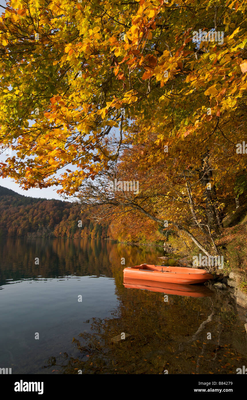 Pavin lake in autumn, Puy-de-Dôme, Auvergne Rhone Alpes, France, Europe Stock Photo