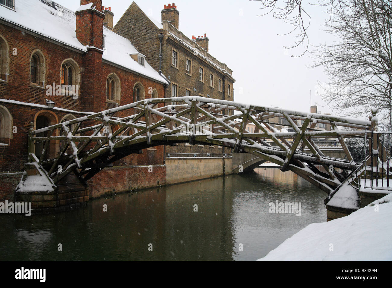 'Mathematical Bridge' over the River Cam, Queens College, Cambridge University, snowing, snow shower, winter. Stock Photo