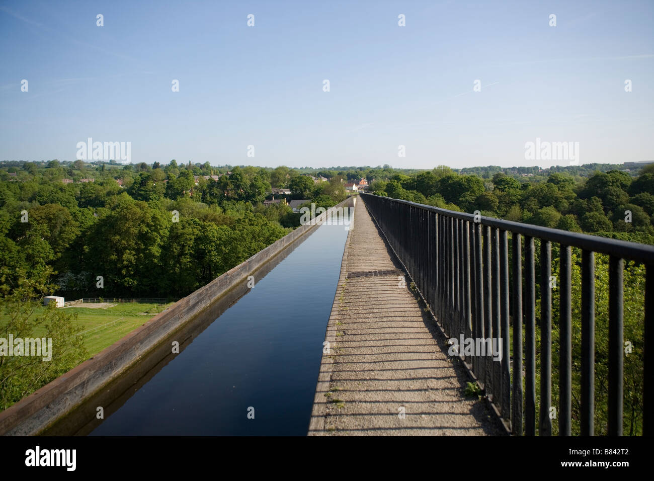 Pontcysyllte viaduct carrying the Langollen canal over the River Dee at Froncysyllte by Llangollen, built by Thomas Telford Stock Photo