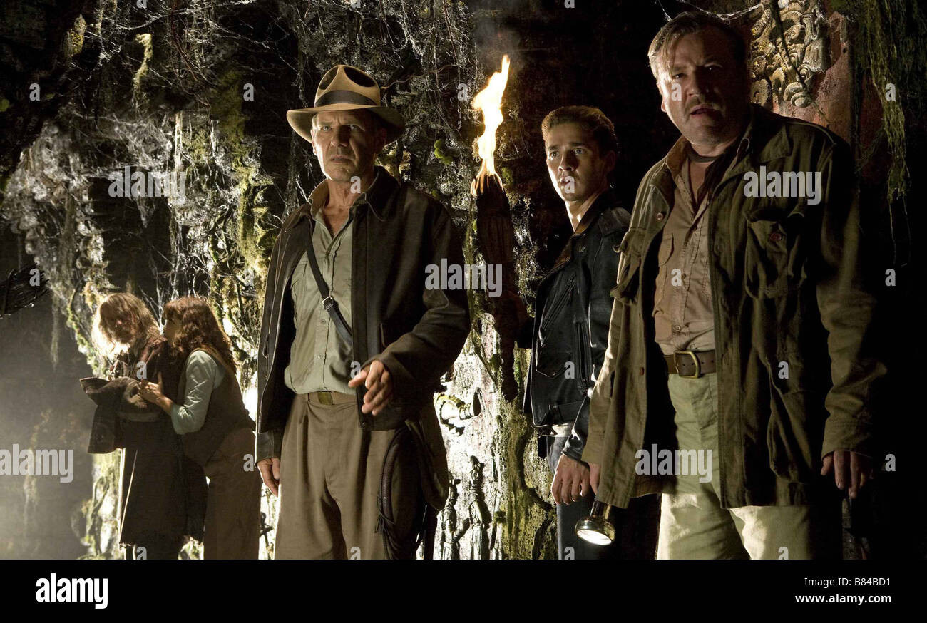 Indiana Jones and the Kingdom of the Crystal Skull Year: 2008 USA Director:  Steven Spielberg Karen Allen , Steven Spielberg Shooting picture Stock  Photo - Alamy