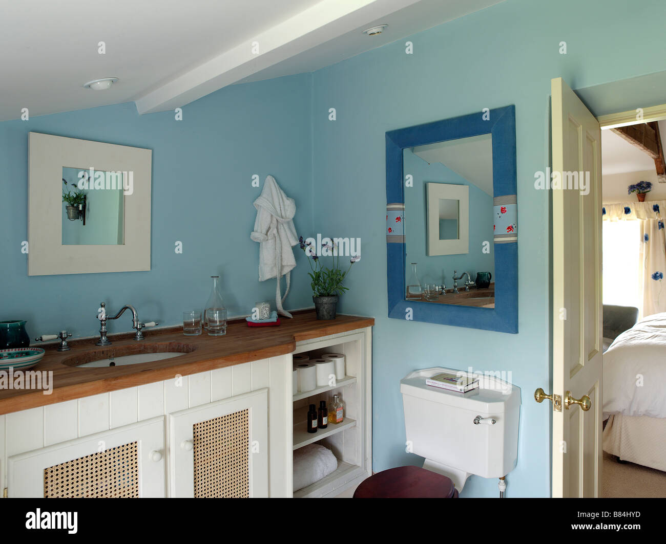 en suite blue bathroom Stock Photo - Alamy