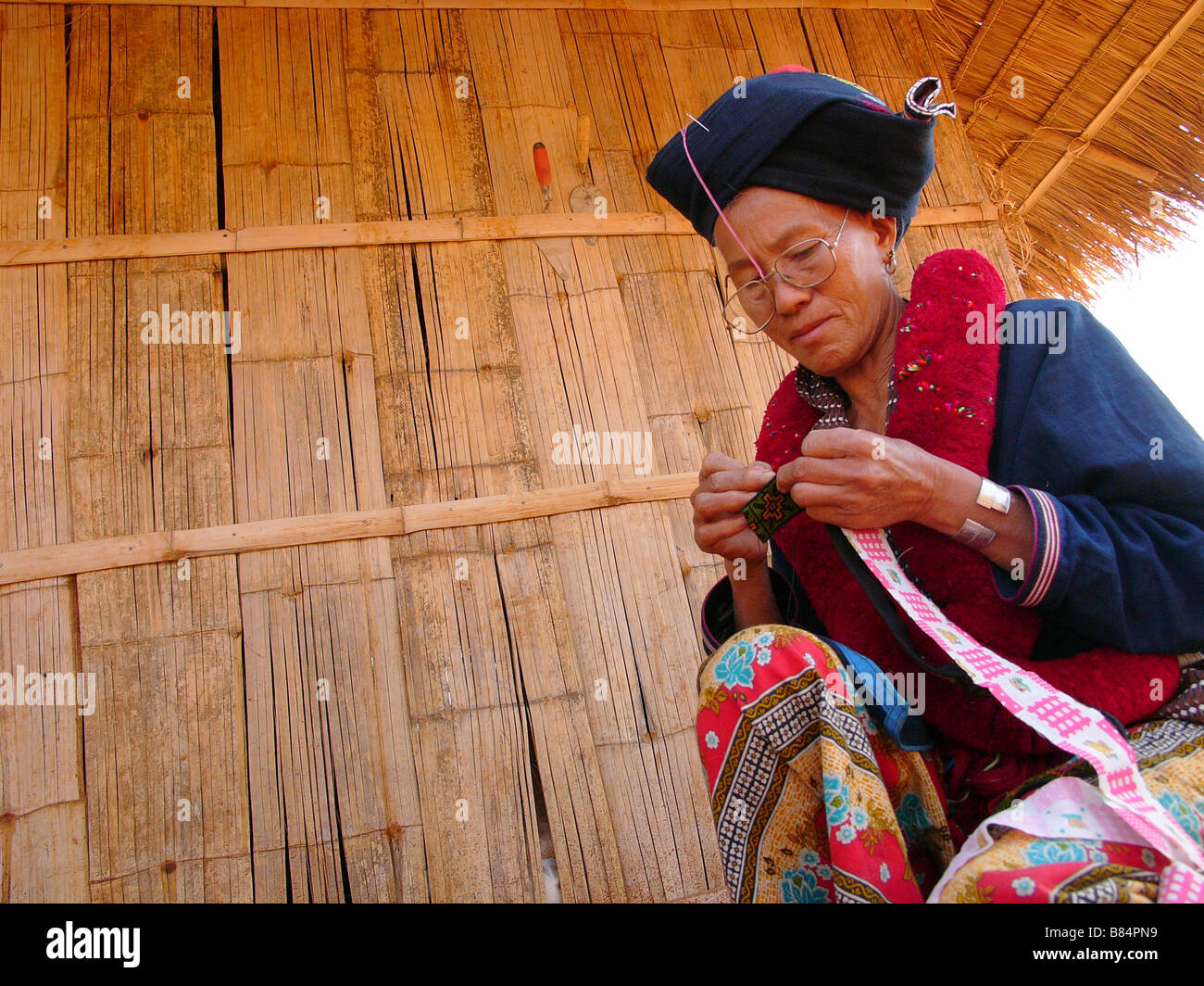 Yao (Mien) lady of Hill Tribe sewing , Northern Thailand Stock Photo