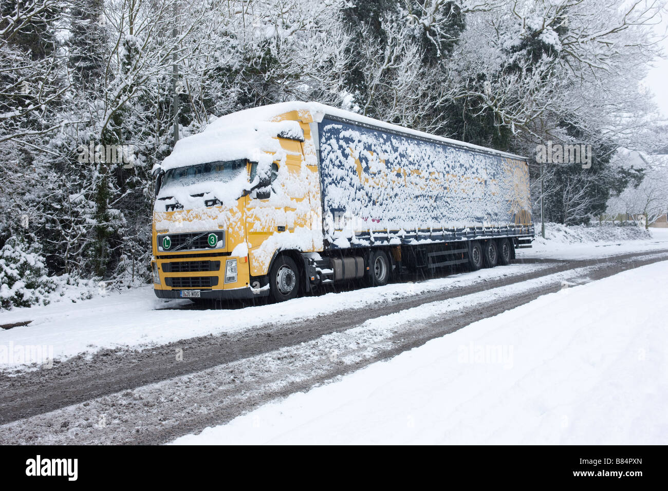 A snow covered lorry parked in a layby Stock Photo
