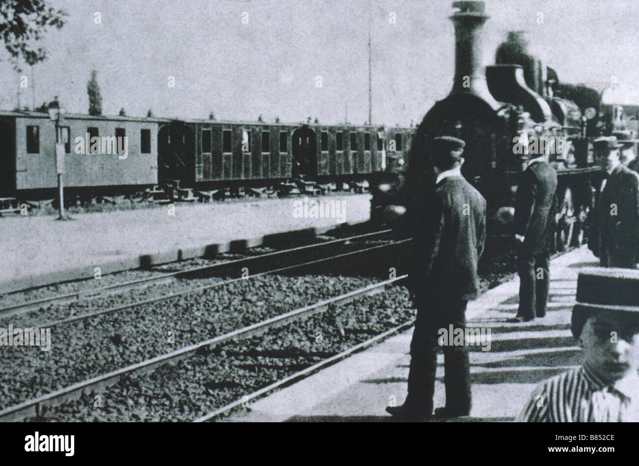 L'Arrivée d'un train à la Ciotat Year : 1895 - France Director : Auguste Lumière Louis Lumière Stock Photo