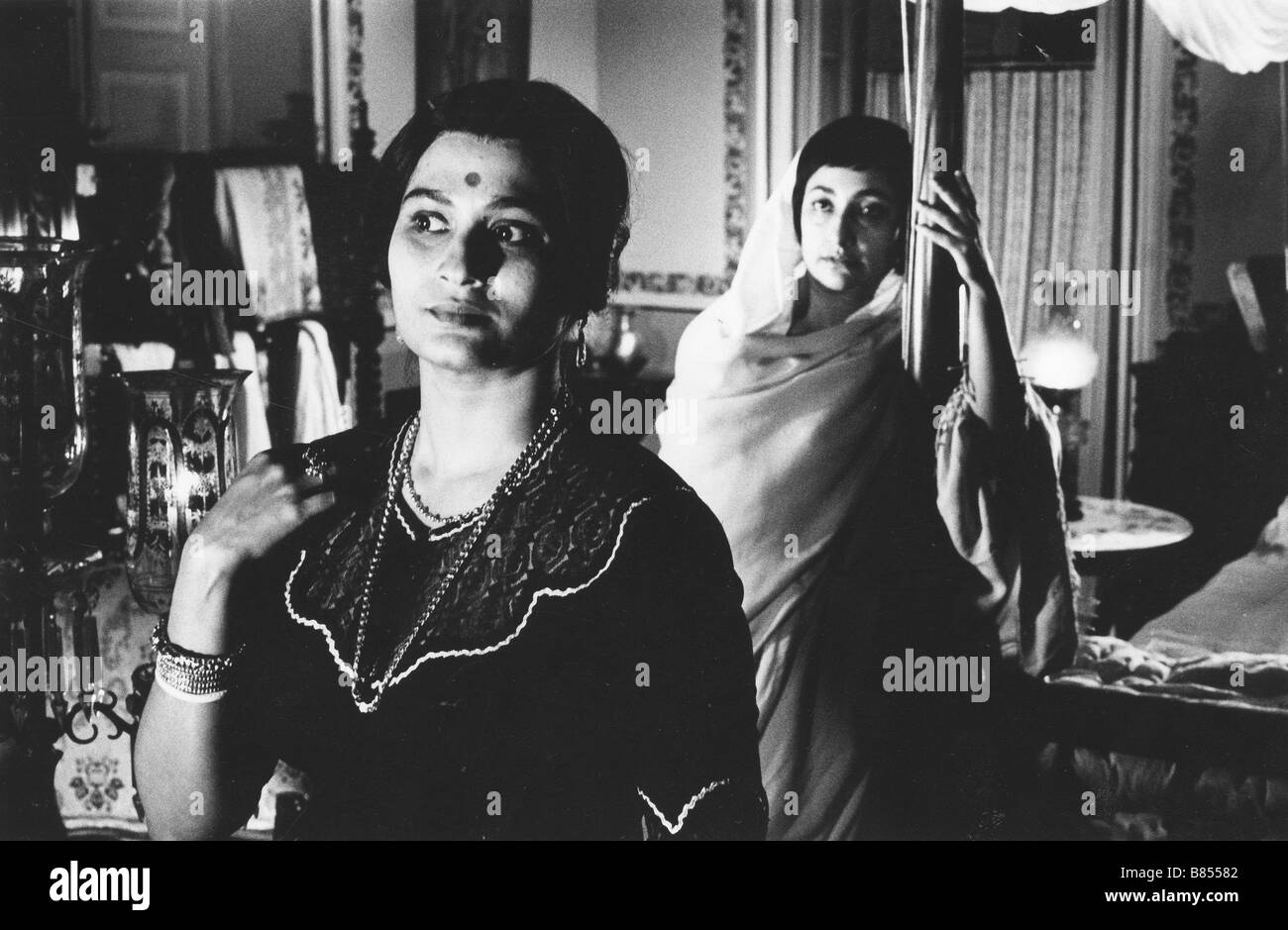 The Home ans the World Ghare-Baire  Year  1984 - India Swatilekha Chatterjee, Gopa Aich  Director : Satyajit Ray Stock Photo