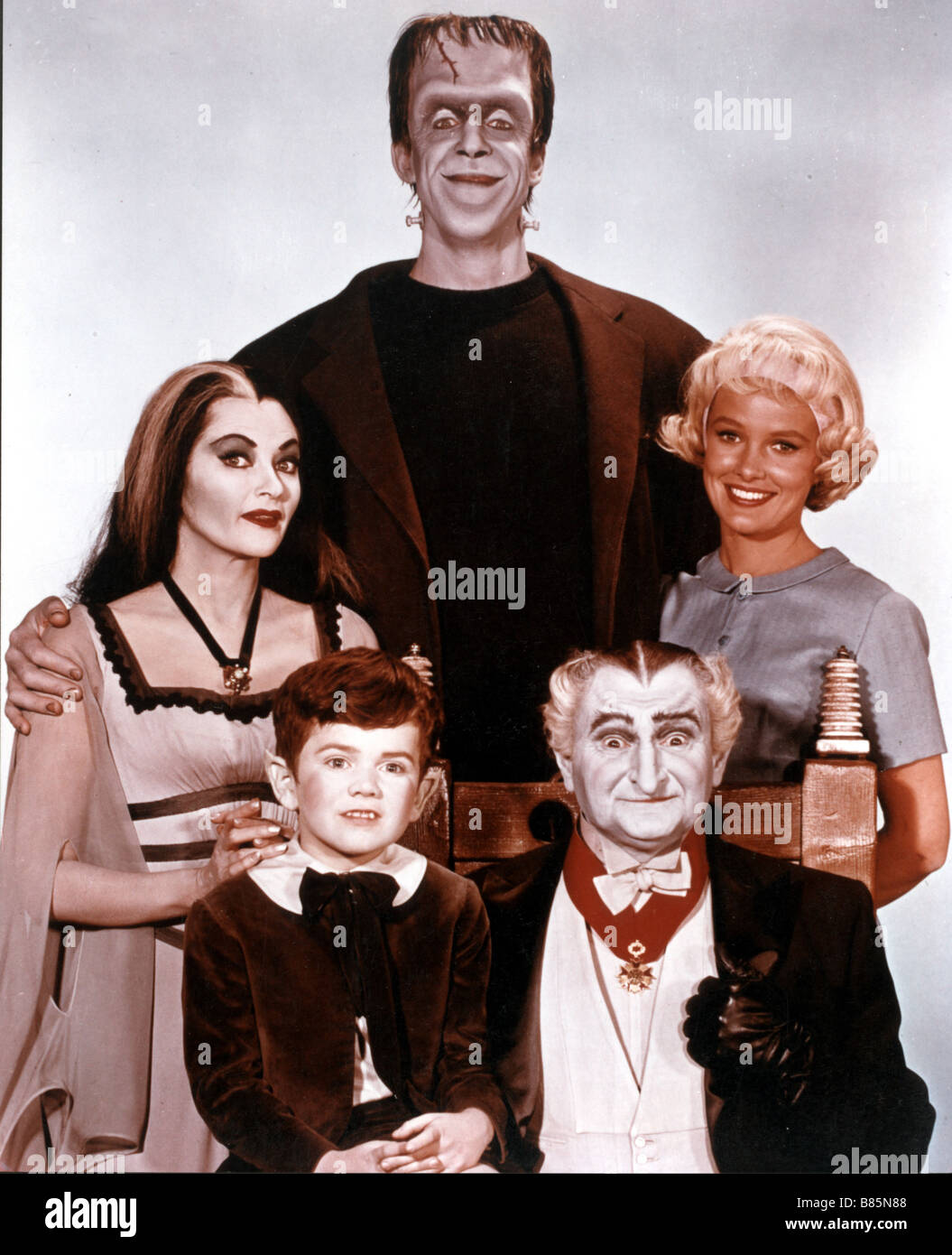 Les monstres (serie tv) The Munsters  Année : 1964 - [TV-Series 1964-1966] usa Fred Gwynne, Yvonne De Carlo, Al Lewis, Butch Patrick, Beverley Owen  Director : David Alexander Charles Barton Stock Photo