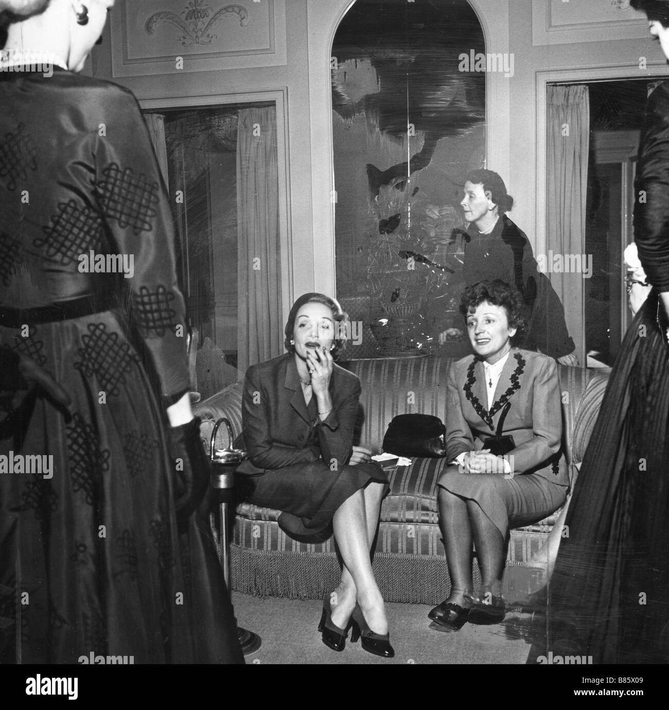 Marlene Dietrich with Edith Piaf, New York, 1952 Stock Photo - Alamy