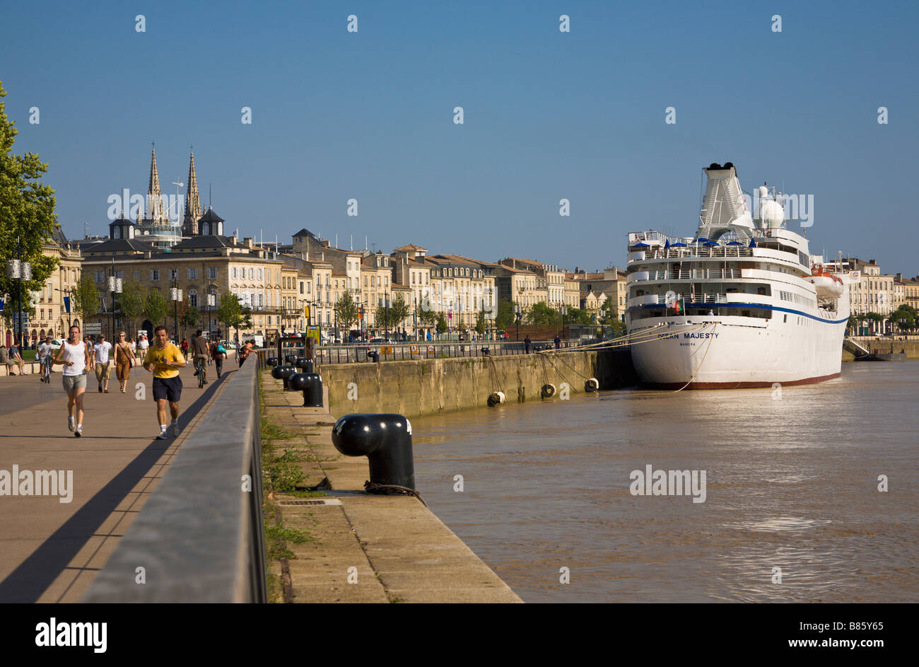 Cruise Ship River Garonne Bordeaux Gironde France Stock Photo Alamy