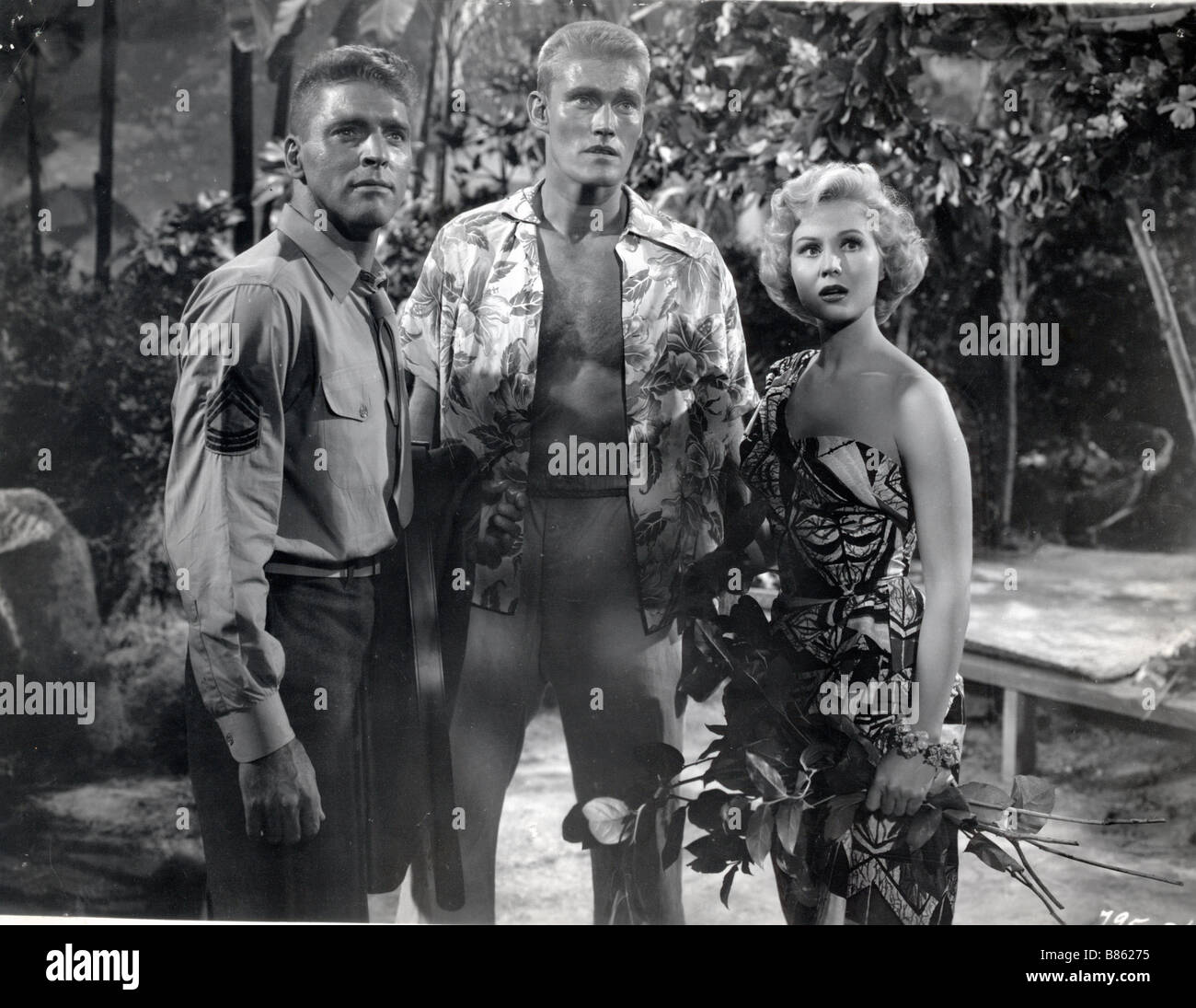 le bagarreur du Pacifique South Sea Woman  Year : 1953 - USA Burt Lancaster, Virginia Mayo, Chuck Connors  Director : Arthur Lubin Stock Photo