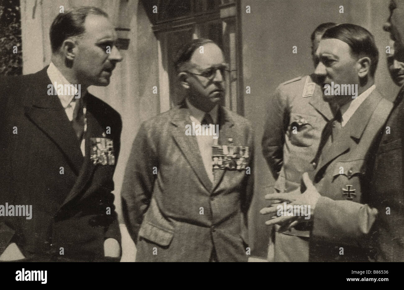 Hitler surrounded by British combatants from the front Stock Photo - Alamy