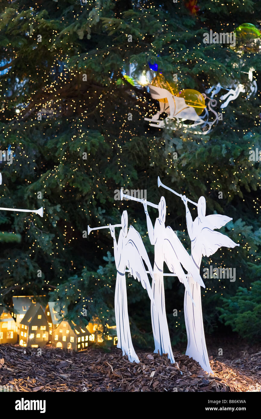 Musical white angels by Christmas tree, Strasbourg, Alsace, France Stock Photo