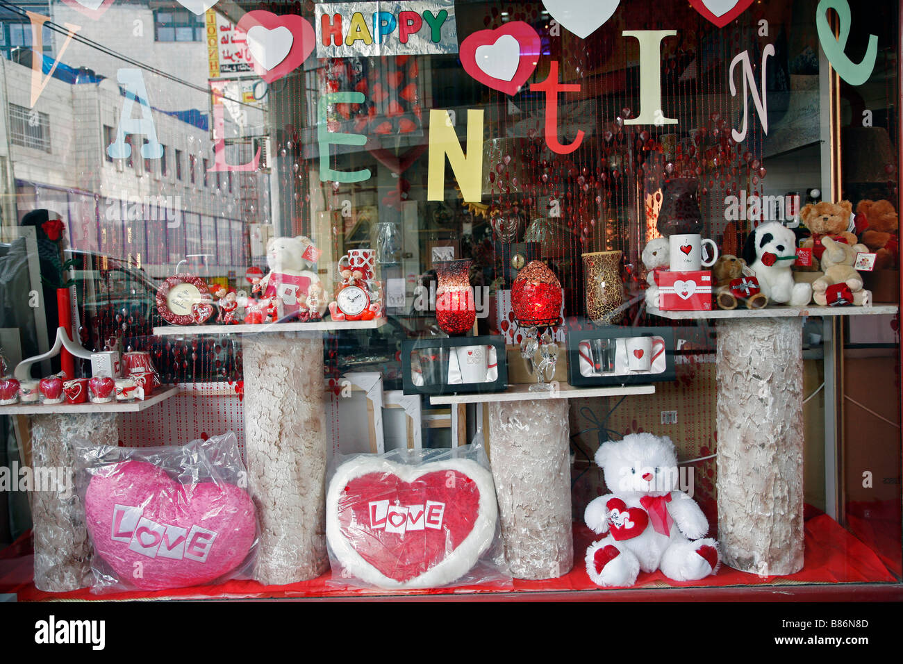 Valentines store display hi-res stock photography and images - Alamy