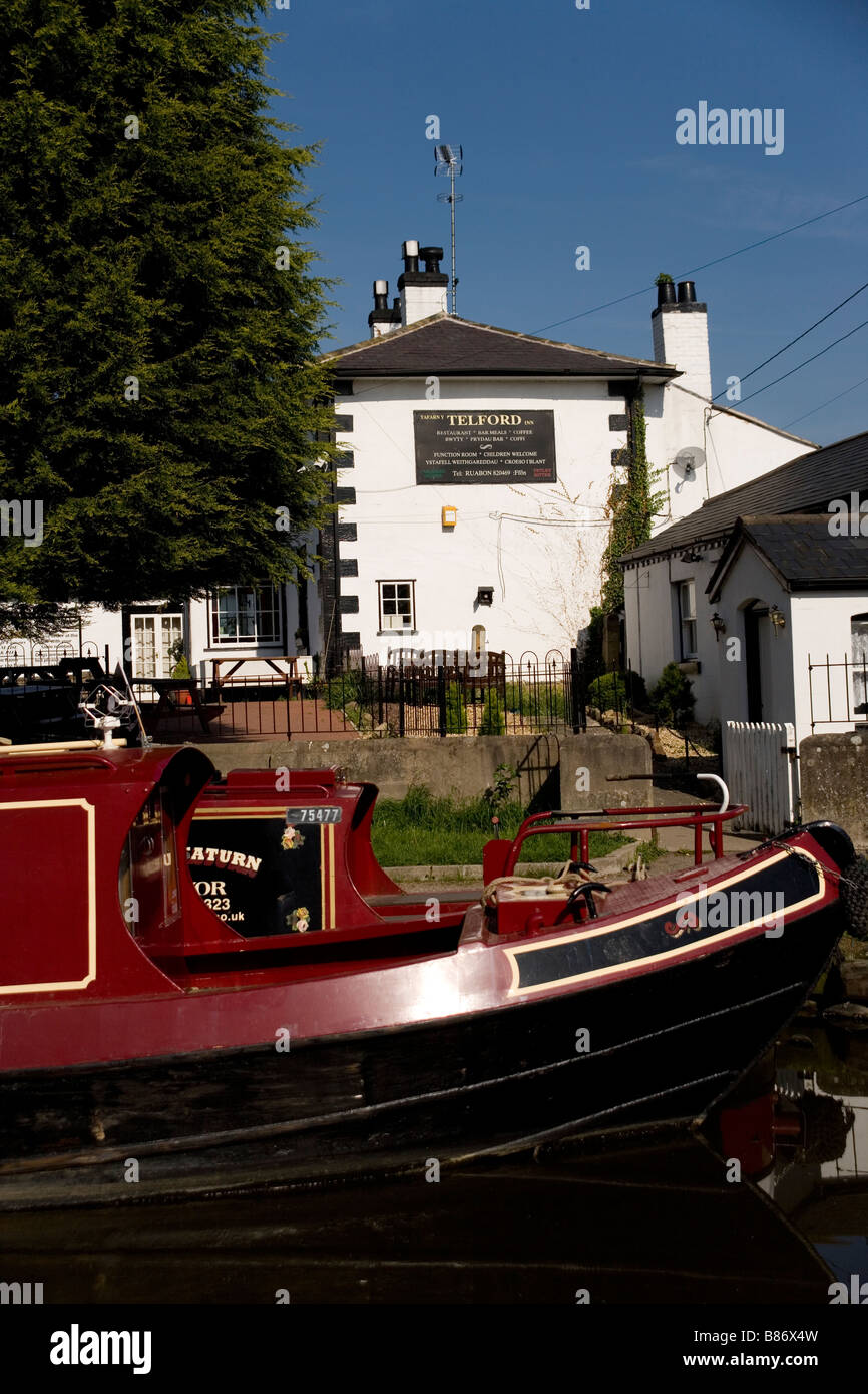 Langollen canal basin by the Pontcysyllte viaduct over the River Dee by Llangollen, built by Thomas Telford Stock Photo