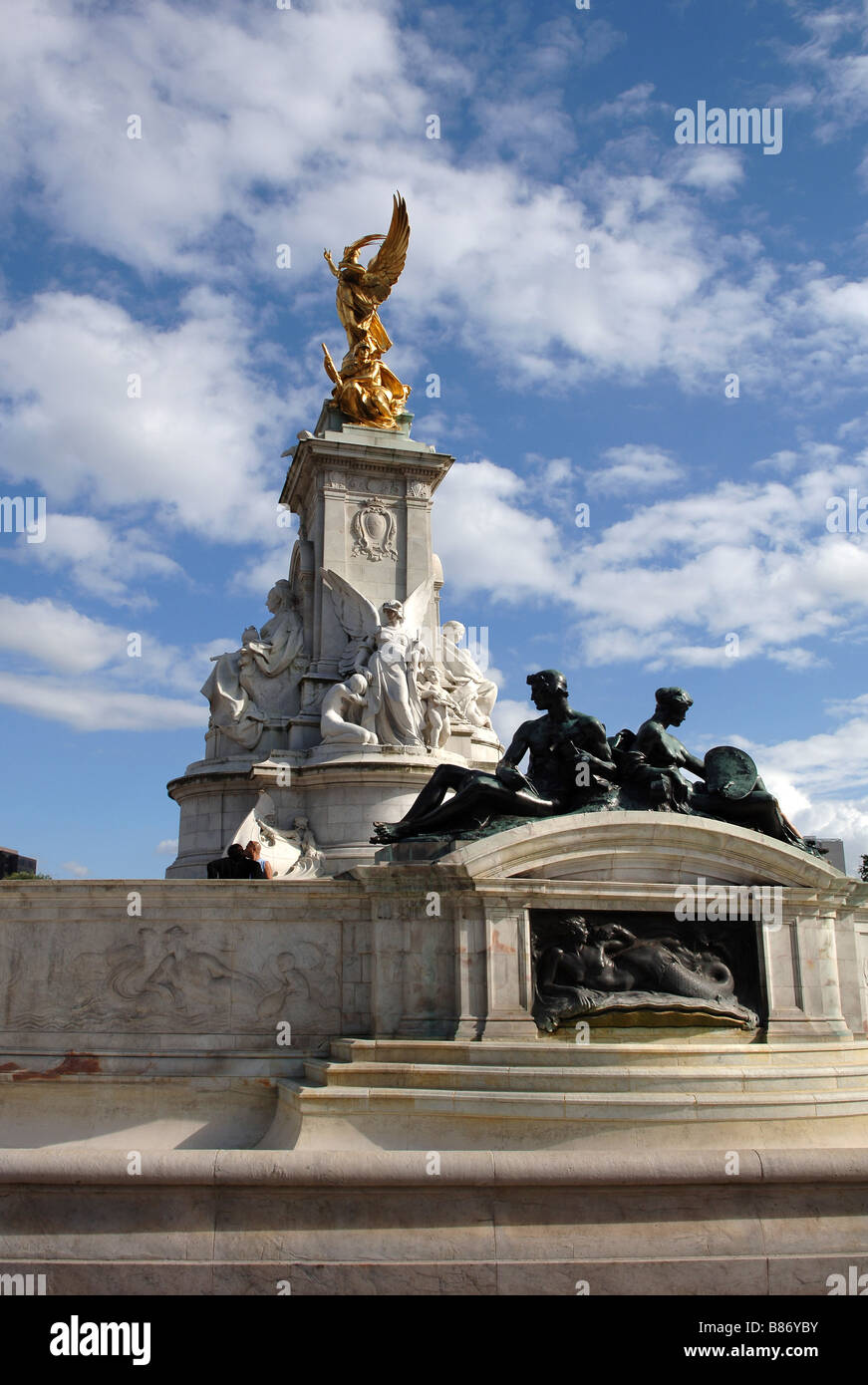 Queen Victoria Memorial Buckingham Palace Stock Photo Alamy