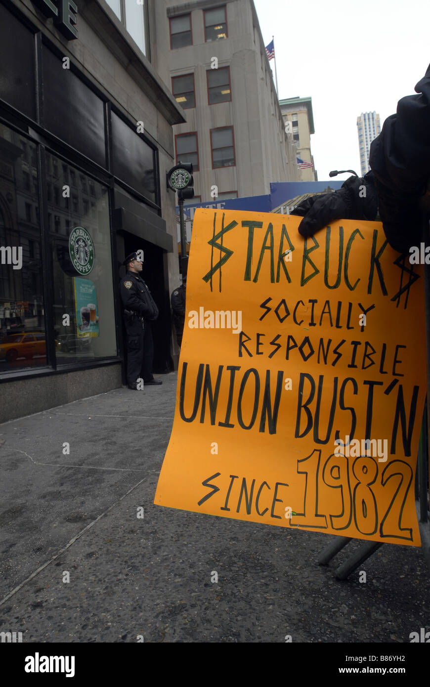 Starbucks workers and supporters protest Starbucks alleged anti union activity in New York Stock Photo