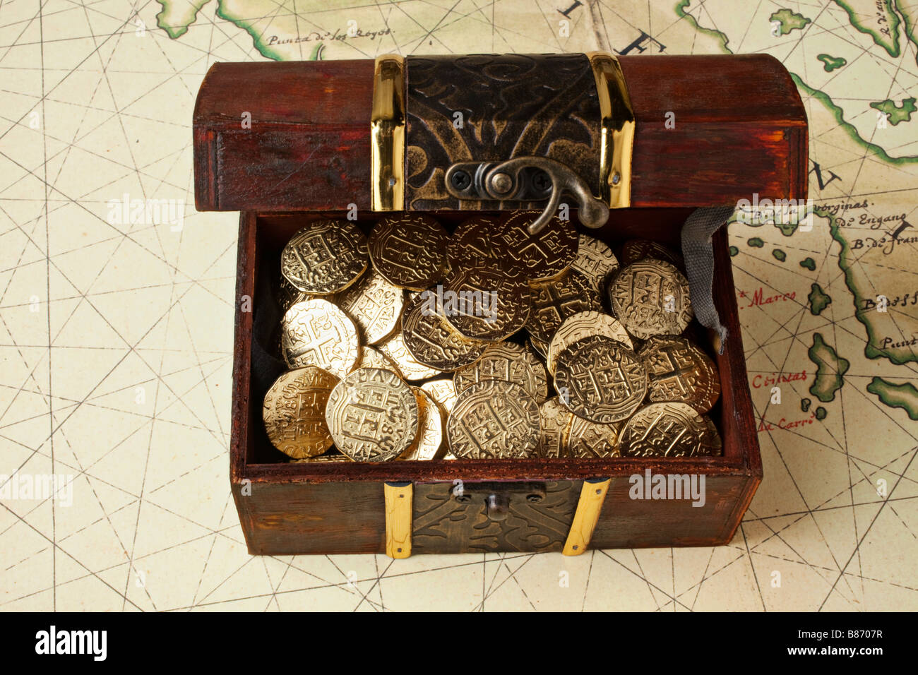 Treasure chest full of gold coins Stock Photo - Alamy