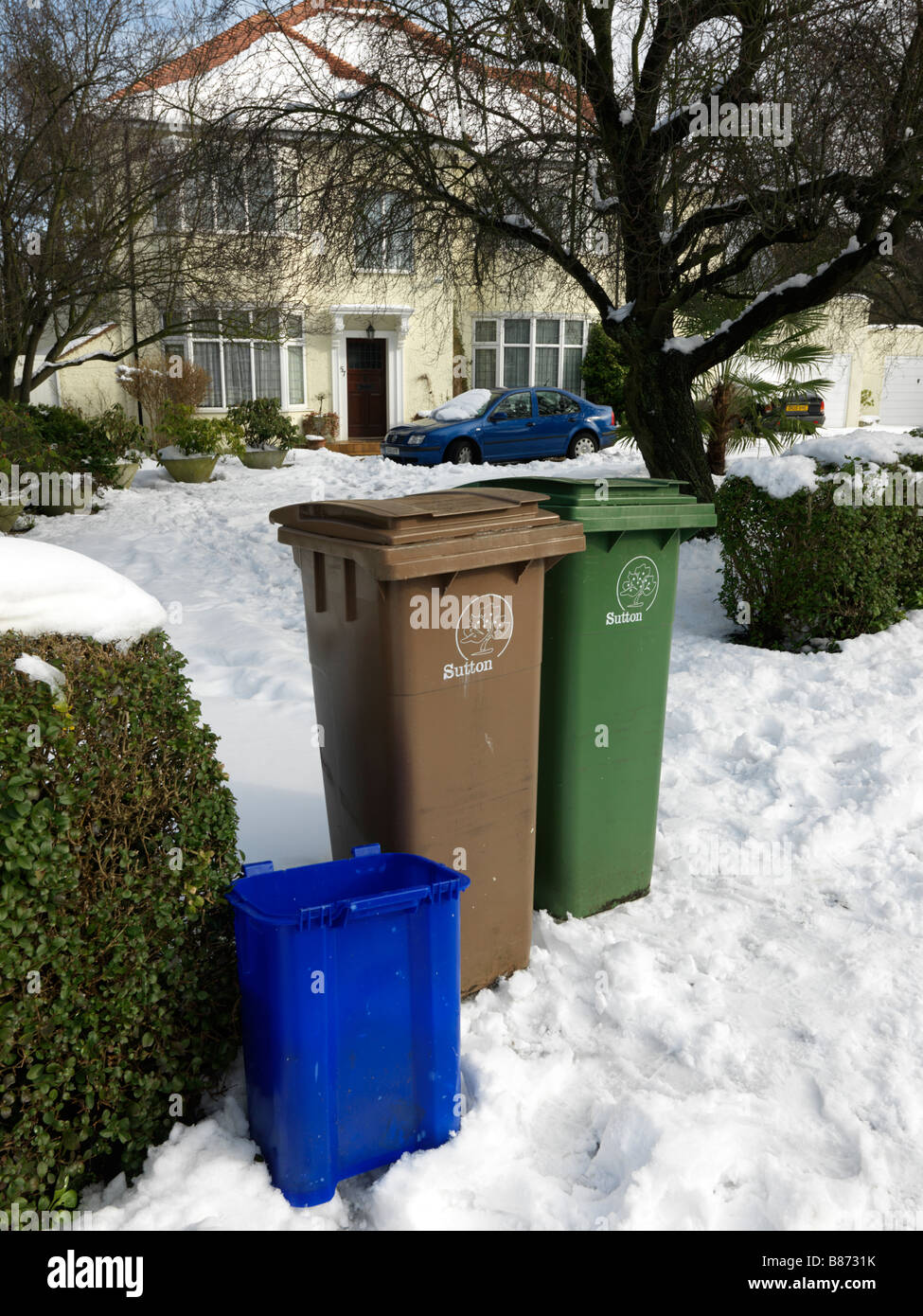 Wheelie bins rubbish hi-res stock photography and images - Alamy